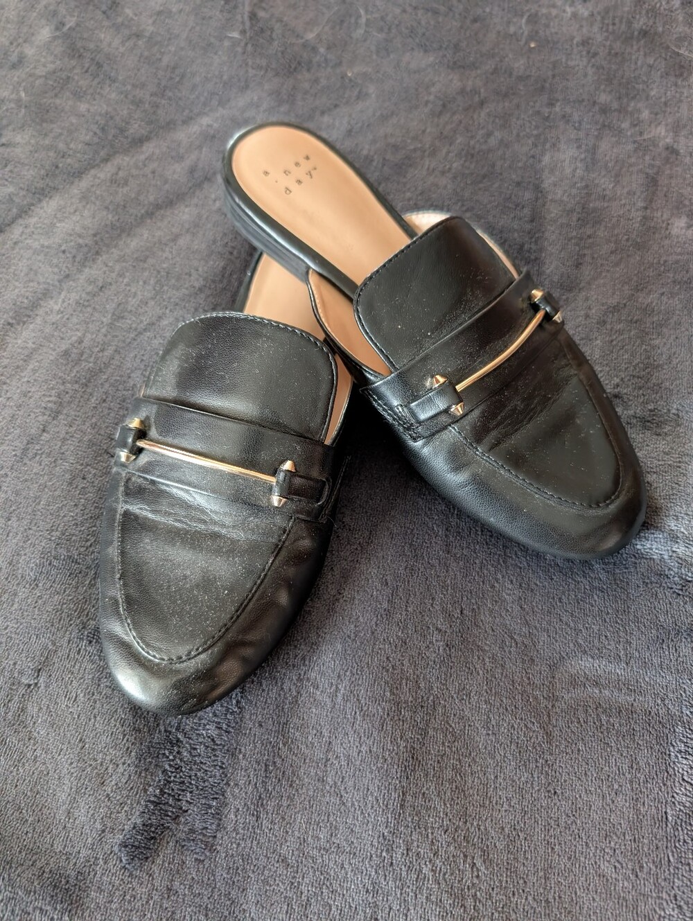 A NEW DAY Black Faux Leather Mules w/ Gold Hardware Sz 7 GUC!!